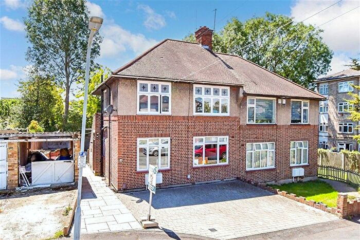 2 Bedroom Maisonette For Sale In Oak Wood Close, Woodford Green, Essex, IG8