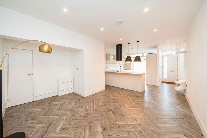 2 Bedroom Flat To Rent In Hampton Road, Twickenham, TW2