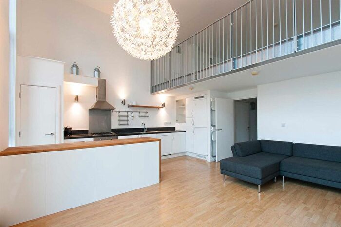 2 Bedroom Flat To Rent In Cowley Road, London, W3