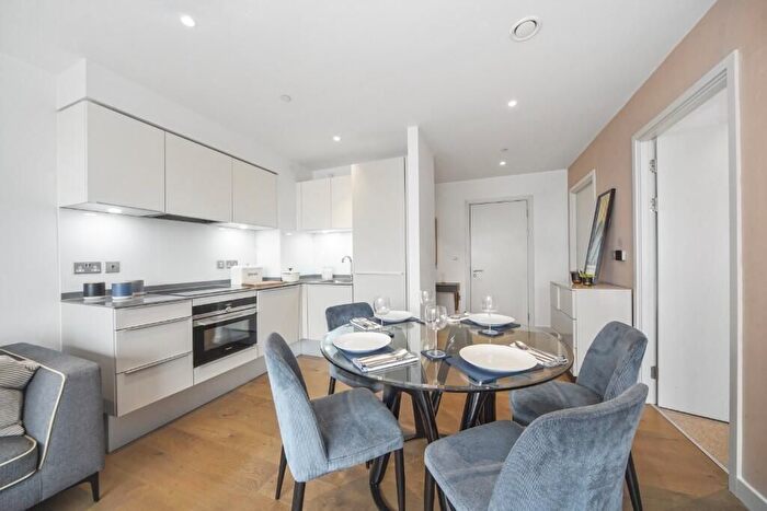 3 Bedroom Flat To Rent In Tantallon House, Elephant Central, Elephant And Castle, London, SE17