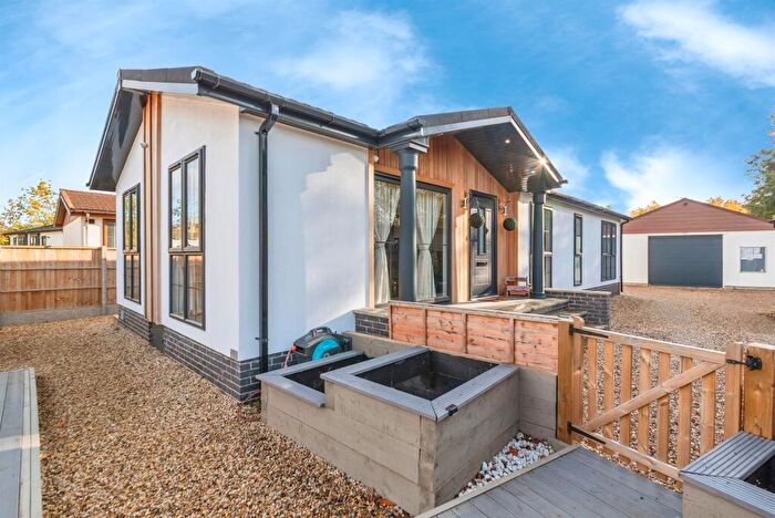 2 Bedroom Park Home For Sale In Cliff Lane, Marston, Grantham, NG32