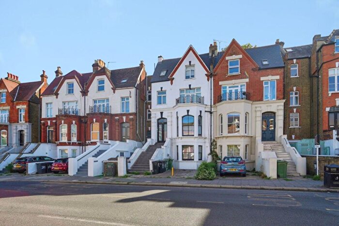 1 Bedroom Apartment For Sale In Norwood Road, London, SE24