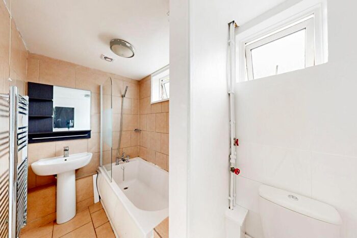 2 Bedroom End Of Terrace House To Rent In New Street, Crawley, RH10