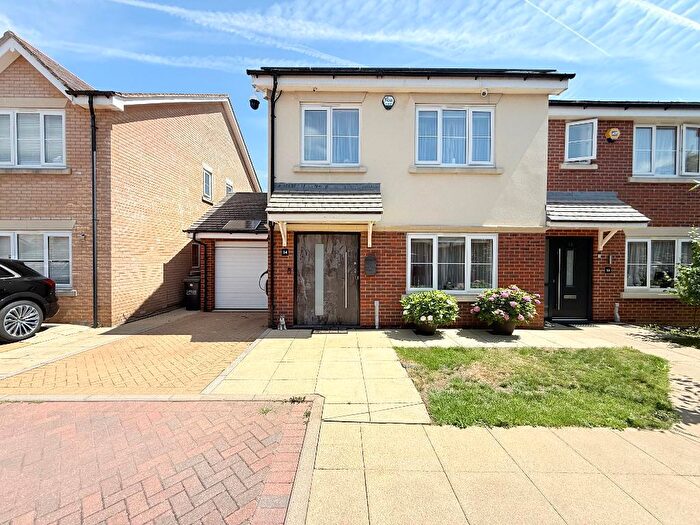 4 Bedroom Semi Detached House For Sale In Rockfield Drive, Sundon Pak, Luton, Bedfordshire, LU3