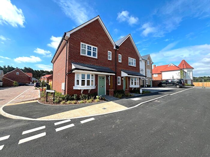 3 Bedroom Property To Rent In Sundew Avenue, Hartland Village, Fleet, GU51