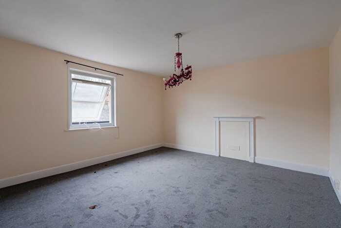 2 Bedroom Flat For Sale In High Street, Crediton, EX17