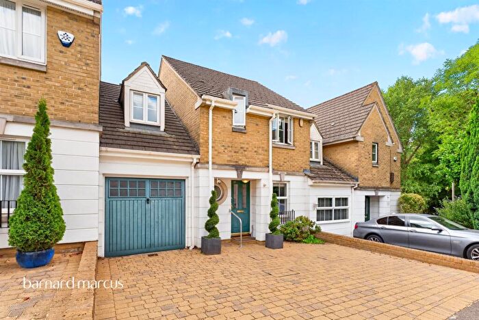 3 Bedroom Terraced House For Sale In Halton Close, London, N11