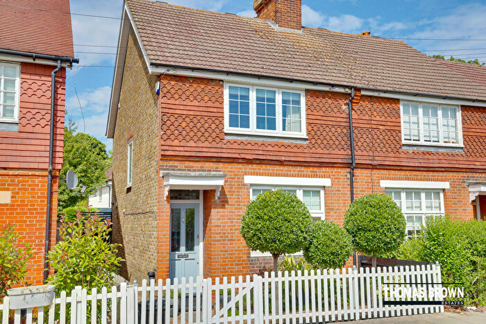 2 Bedroom Semi Detached House For Sale In Aynscombe Angle, Orpington, BR6