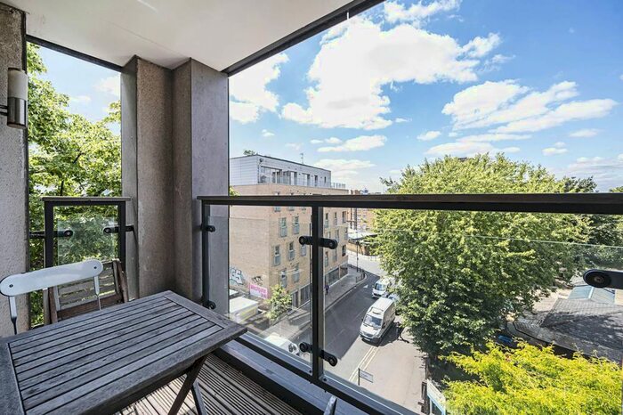 2 Bedroom Flat To Rent In Triangle Road, Hackney, London, E8