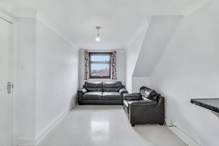 2 Bedroom Flat To Rent In Stag Lane, London, NW9