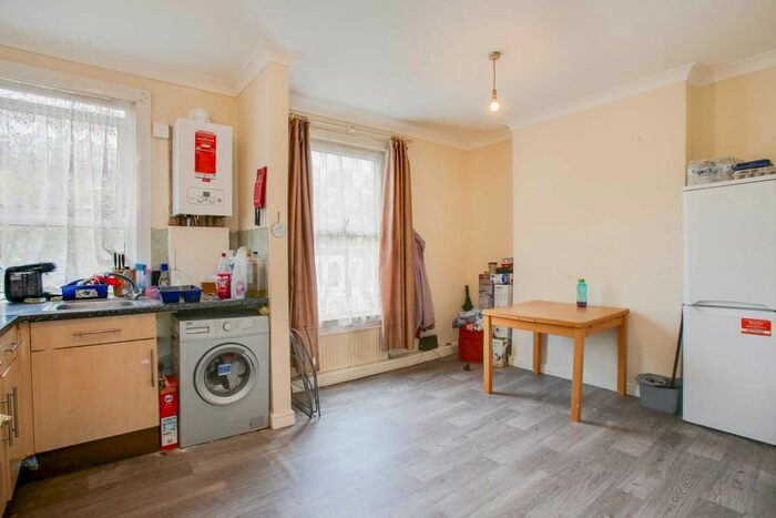 4 Bedroom Flat To Rent In York Road, Acton, W3
