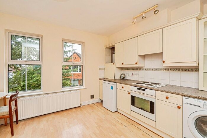1 Bedroom Flat For Sale In Church Road, Leatherhead, Surrey, KT22