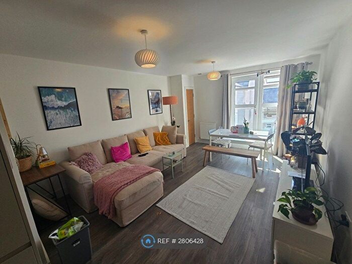 2 Bedroom Flat To Rent In Adams Close, Poole, BH15
