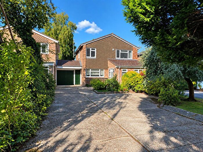 4 Bedroom Link Detached House For Sale In Coniston Road, Kempshott, Basingstoke, RG22