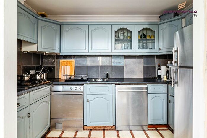 2 Bedroom Apartment To Rent In Brunswick Square, Hove, BN3