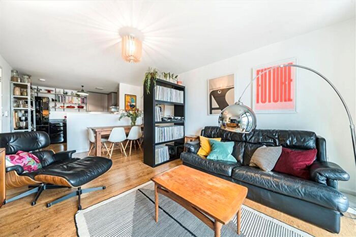 2 Bedroom Flat For Sale In Palmers Road, Mile End, E2