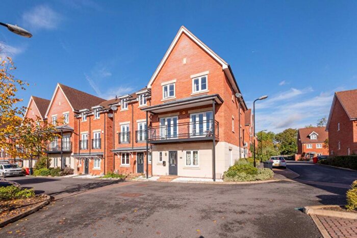 6 Bedroom Semi Detached House For Sale In Denton Way, Langley, SL3