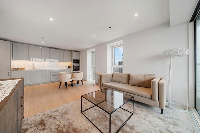 2 Bedroom Flat To Rent In Hurlock Heights, Deacon Street, Elephant And Castle, London, SE17