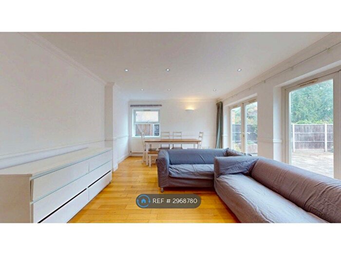3 Bedroom Flat To Rent In Longley Road, London, SW17