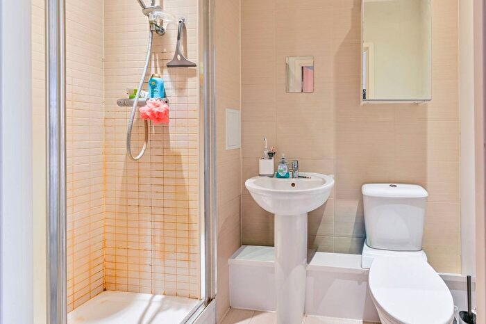 2 Bedroom Flat To Rent In Hythe House, Stoke Newington, London, N4