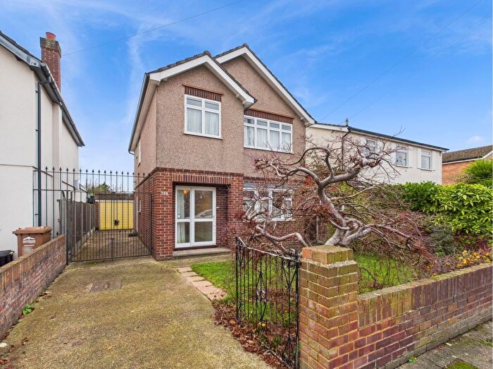 3 Bedroom Detached House For Sale In Parkland Grove, Ashford, Surrey, TW15