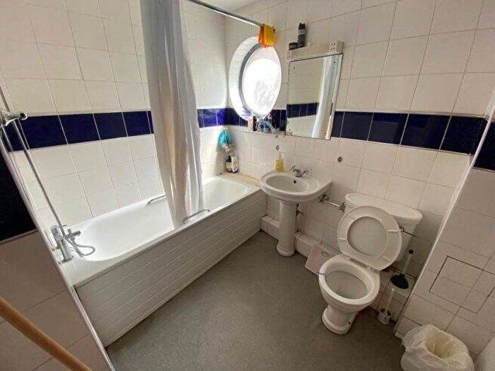 2 Bedroom Flat To Rent In Commercial Road, E1