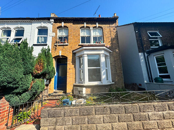 2 Bedroom Flat For Sale In Hadleigh Road, Westcliff-On-Sea, SS0
