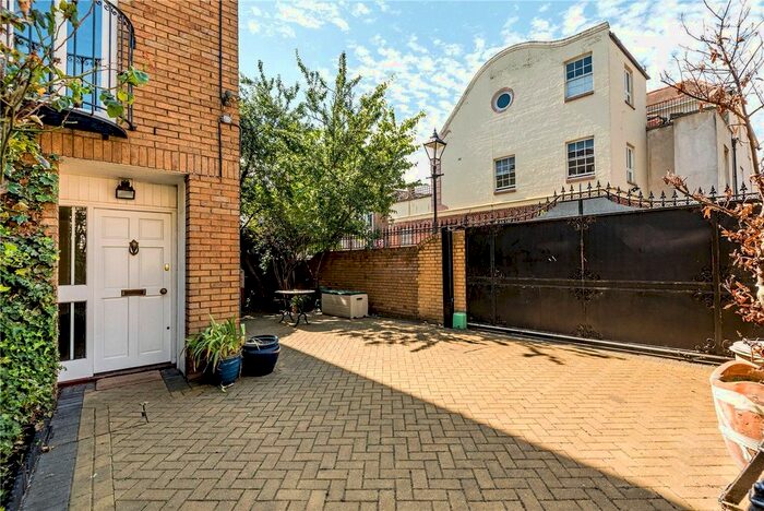 3 Bedroom Property To Rent In Essex Road, Islington, London, N1