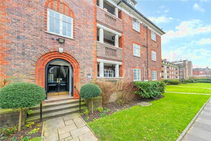 3 Bedroom Apartment To Rent In Lyttelton Road, London, N2