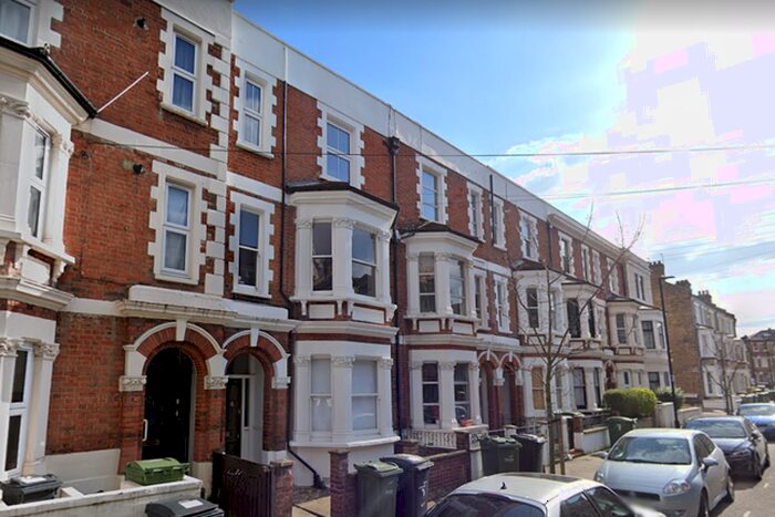 2 Bedroom Flat To Rent In Tregothnan Road, Clapham North, SW9