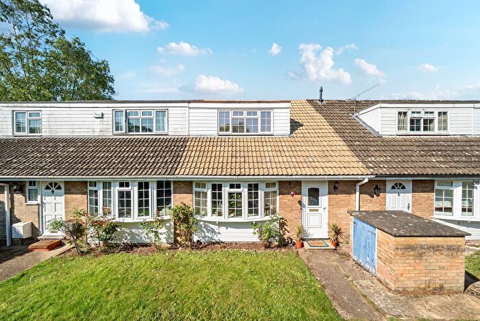 2 Bedroom Detached House For Sale In Glendale Close, Woking, GU21