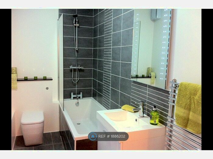 2 Bedroom Flat To Rent In St Andrews Square, Surbiton, KT6