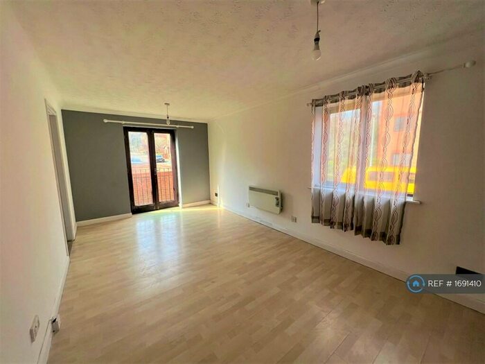 2 Bedroom Flat To Rent In Winston Close, Greenhithe, DA9