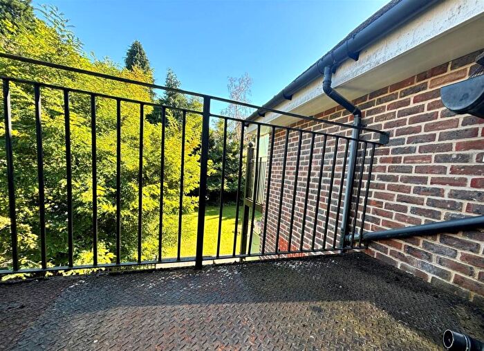 2 Bedroom Apartment To Rent In Woking, GU22