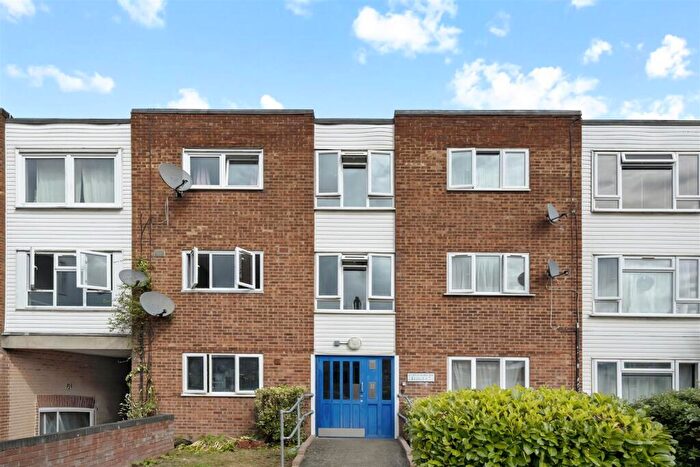 2 Bedroom Flat For Sale In Westward Road, Chingford, E4