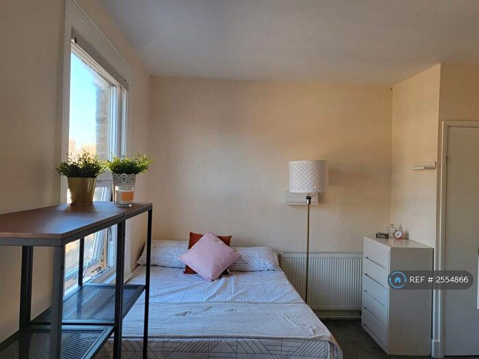 Studio To Rent In Fairbridge Road, London, N19
