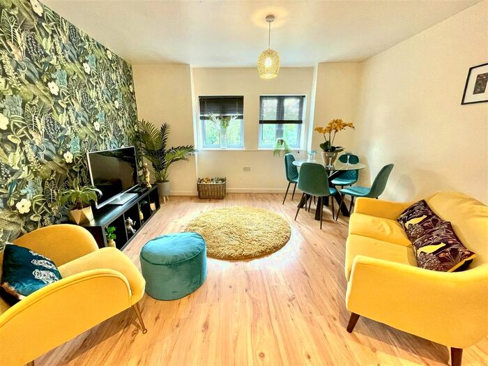 2 Bedroom Flat To Rent In College Mews, York, YO31