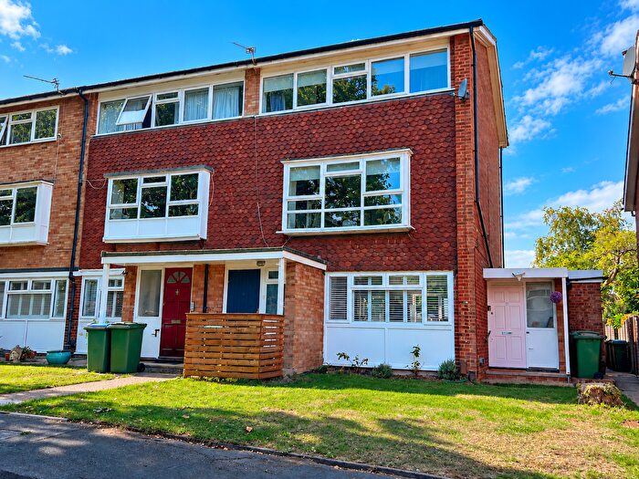 3 Bedroom Maisonette For Sale In Kelvinbrook, West Molesey, KT8