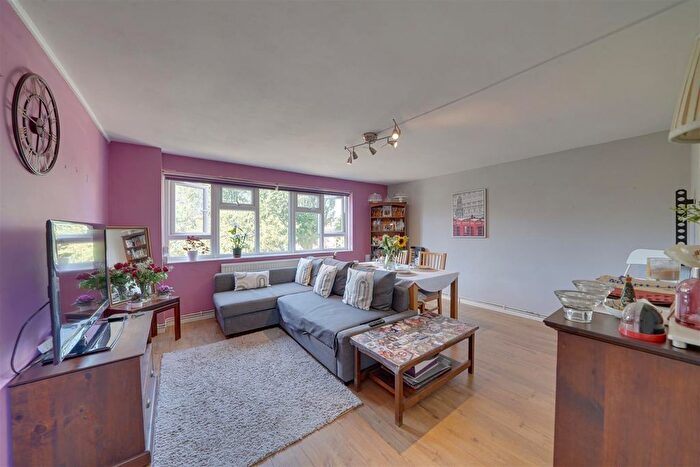 3 Bedroom Flat For Sale In Acacia Road, London, N22