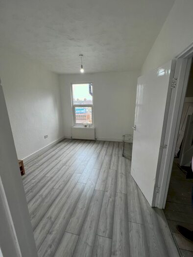 3 Bedroom Flat To Rent In Clarence Road, Grays, RM17