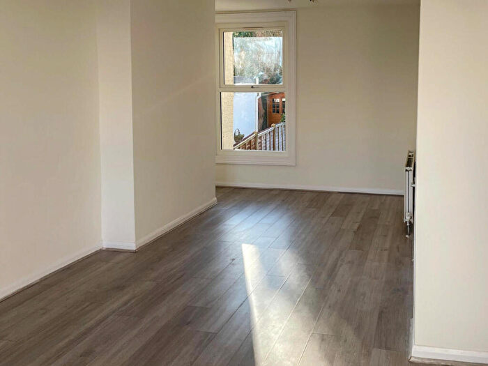 3 Bedroom Flat To Rent In Glenthorne Road, Brunswick Park, London, N11