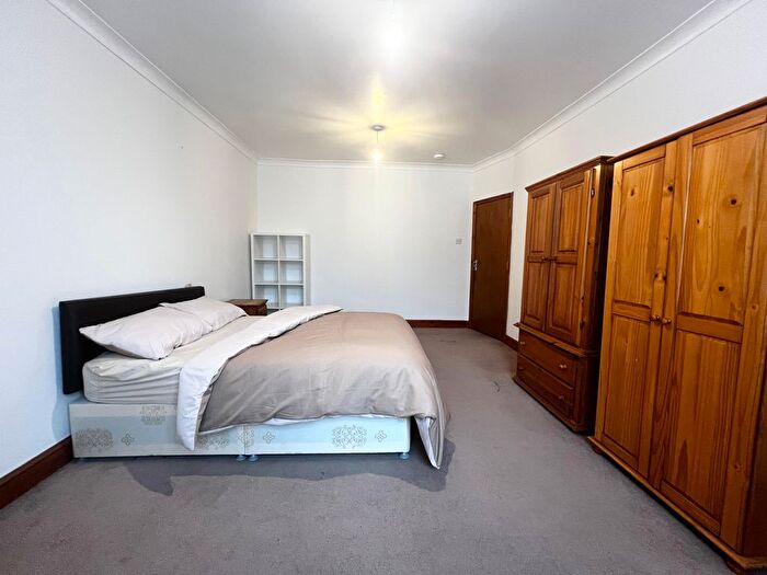 4 Bedroom Semi-Detached House To Rent In Gainsborough Gardens, Golders Green, London, United Kingdom, NW11