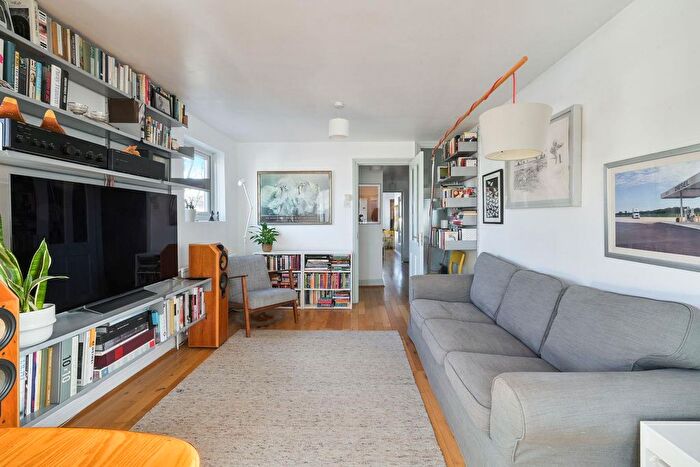 2 Bedroom Flat For Sale In Davenant Road, Archway, N19