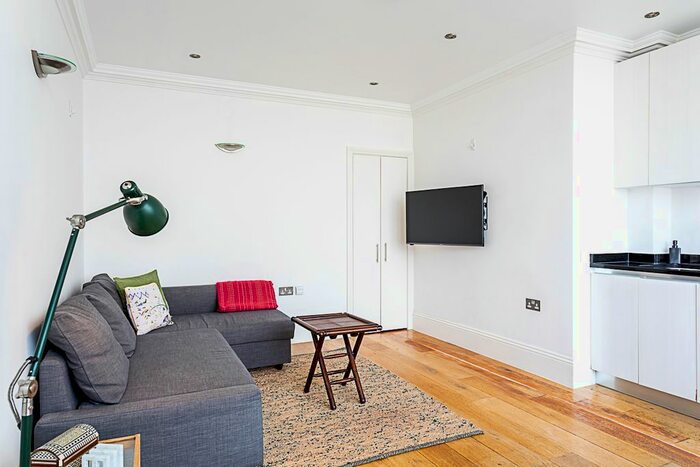 1 Bedroom Town House To Rent In Mackenzie Road, London, N7