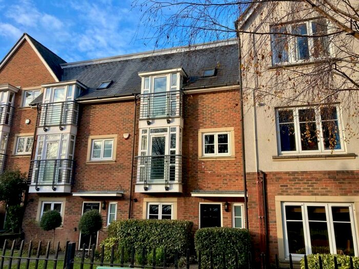 4 Bedroom Terraced House To Rent In Caberfeigh Close, Redhill, RH1