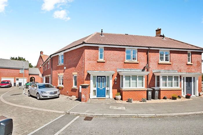 3 Bedroom Link Detached House For Sale In Somerset Way, Highbridge, TA9