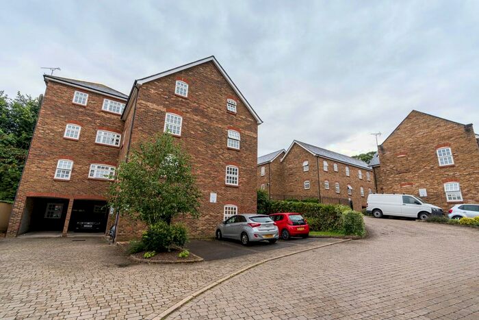 2 Bedroom Flat To Rent In Davy Court, Rochester, Kent, ME1