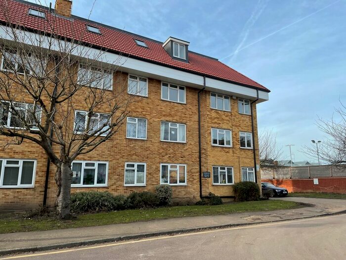 1 Bedroom Flat To Rent In Parkside, High Street, Potters Bar, EN6