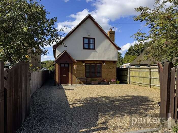 4 Bedroom Detached House For Sale In The Crescent, Carterton, Oxfordshire, OX18