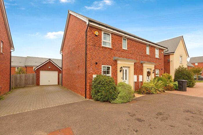 3 Bedroom Semi Detached House For Sale In Galton Corner, Leighton Buzzard, LU7